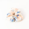 chouchou rose à fleurs bleues et blanches