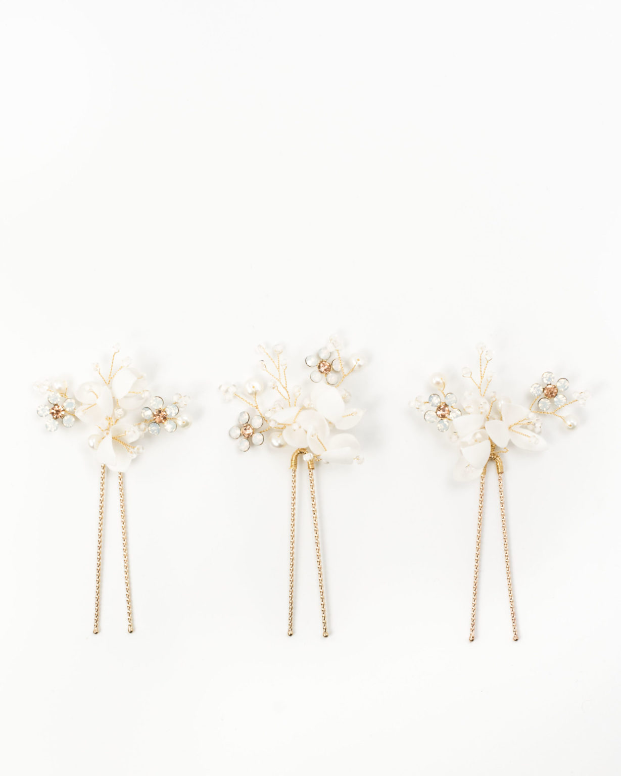 épingle cheveux mariage avec fleurs blanches clochette