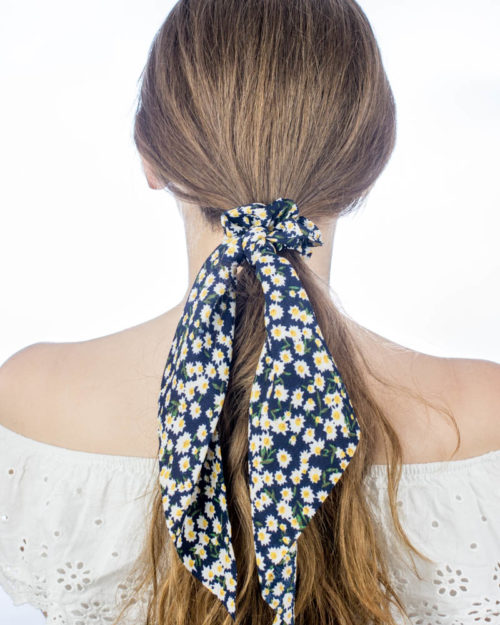 chouchou foulard bleu marine à petites fleurs blanches