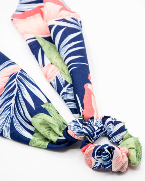 chouchou foulard tropical bleu avec feuilles