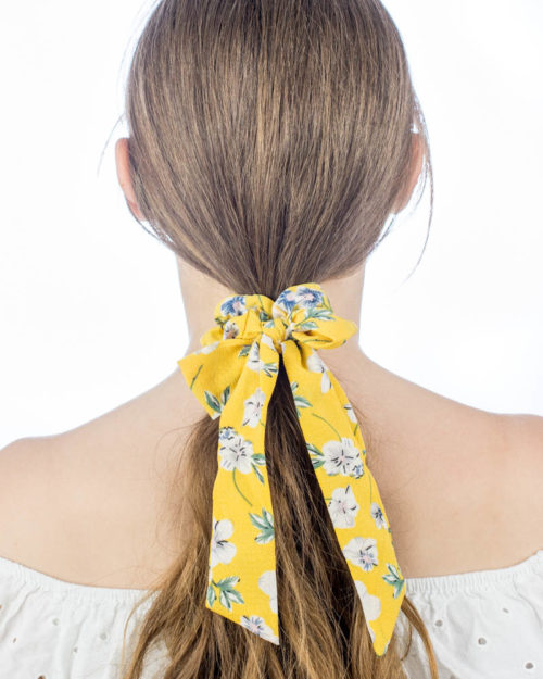 Chouchou foulard jaune à noeud et motif floral